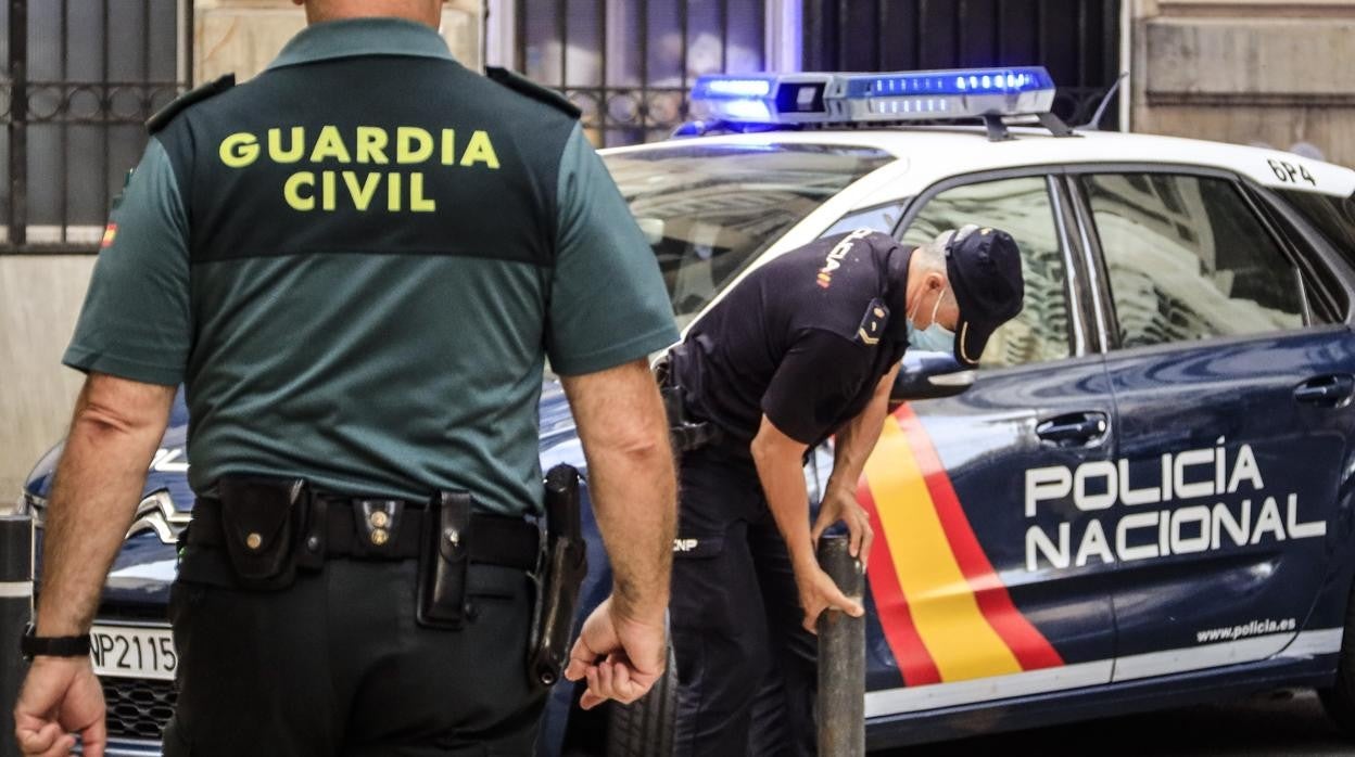 Imagen de archivo de agentes de la Guardia Civil y la Policía Nacional