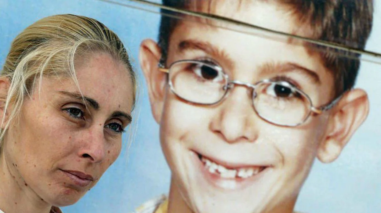 La madre de Yéremi, Ithaisa Suárez, frente a la foto de su hijo desaparecido
