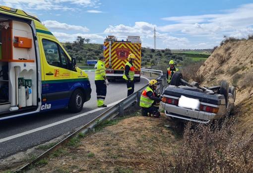 Sanitarios y bomberos atienden al herido en el accidente de tráfico