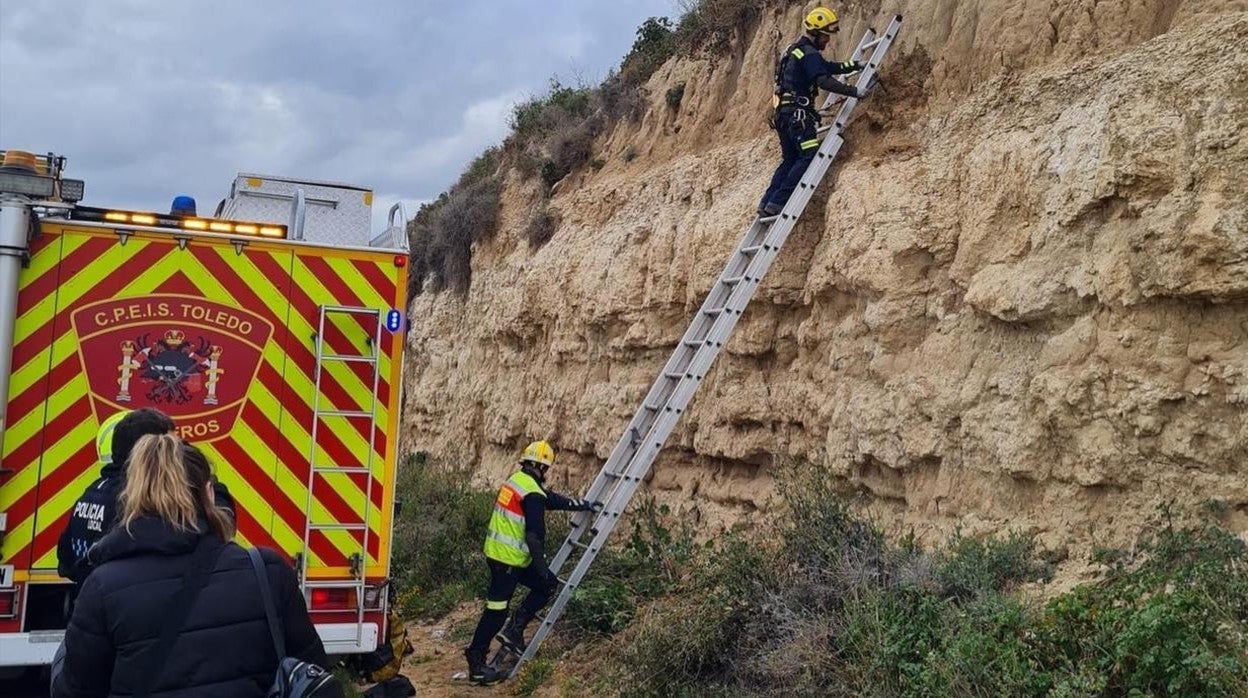 Un bombero,, en la parte alta de la escalera para extraer los huesos