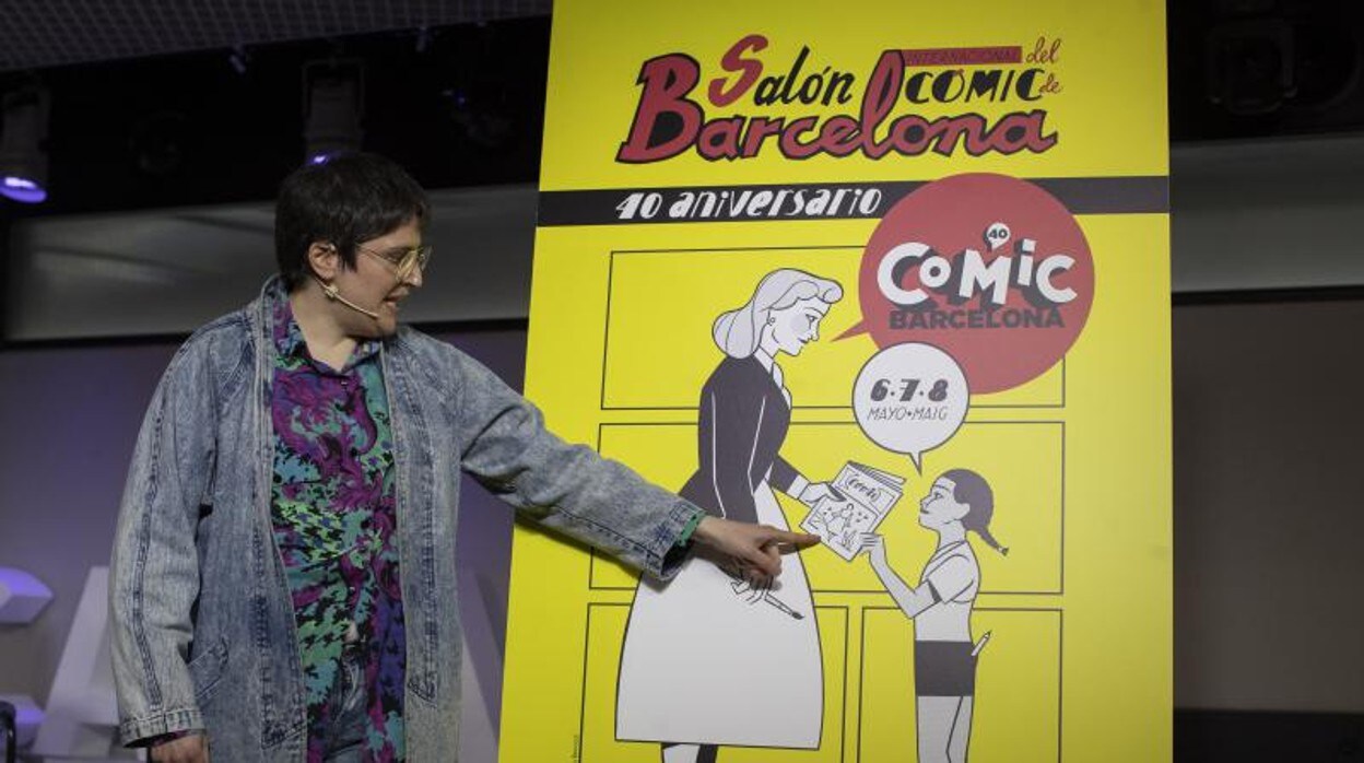 La autora Carla Berrocal junto al cartel que ha realizado por la 40ª edición del Comic Barcelona