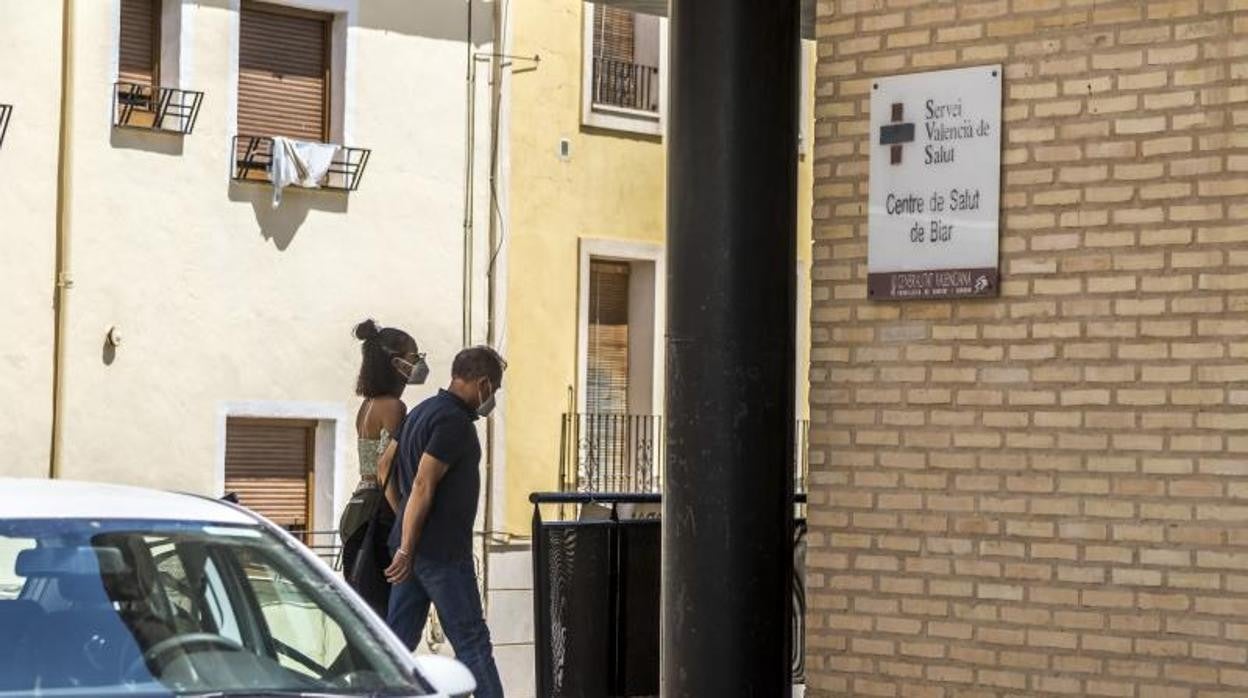 Una pareja acude a un centro de salud en Alicante