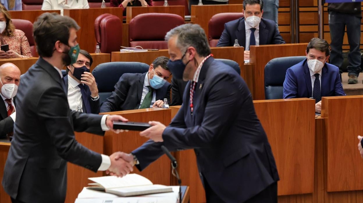 Carlos Pollán y Juan García Gallardo se saludan tras jurar el primero su cargo