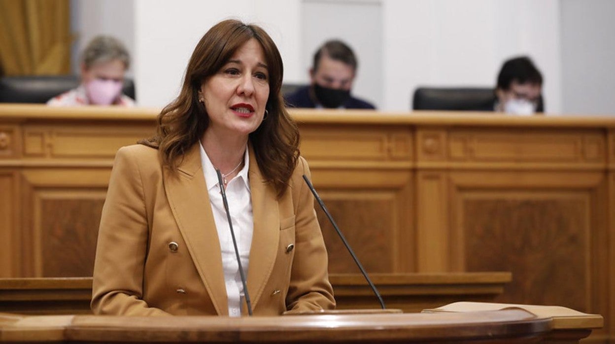 Blanca Fernández duratne su intervención en el pleno de las Cortes