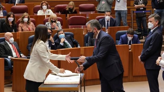 Al menos siete procuradores del PSOE se niegan a saludar al nuevo presidente de las Cortes