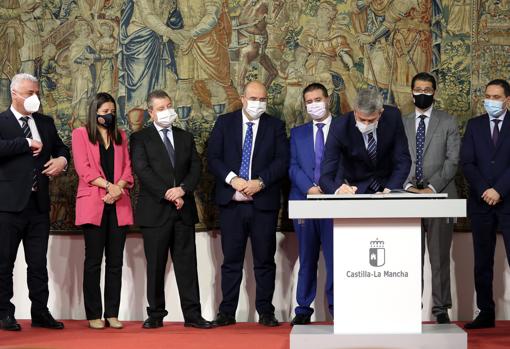 Álvaro Gutiérrez, presidente de la Diputación de Toledo durante la firma del convenio