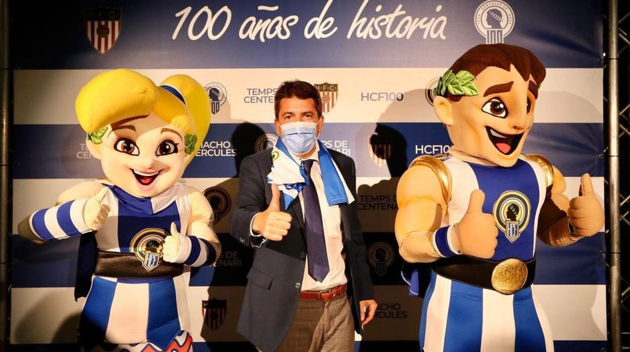 Carlos Mazón, junto a las mascotas del Hércules, en la presentación de los actos del centenario