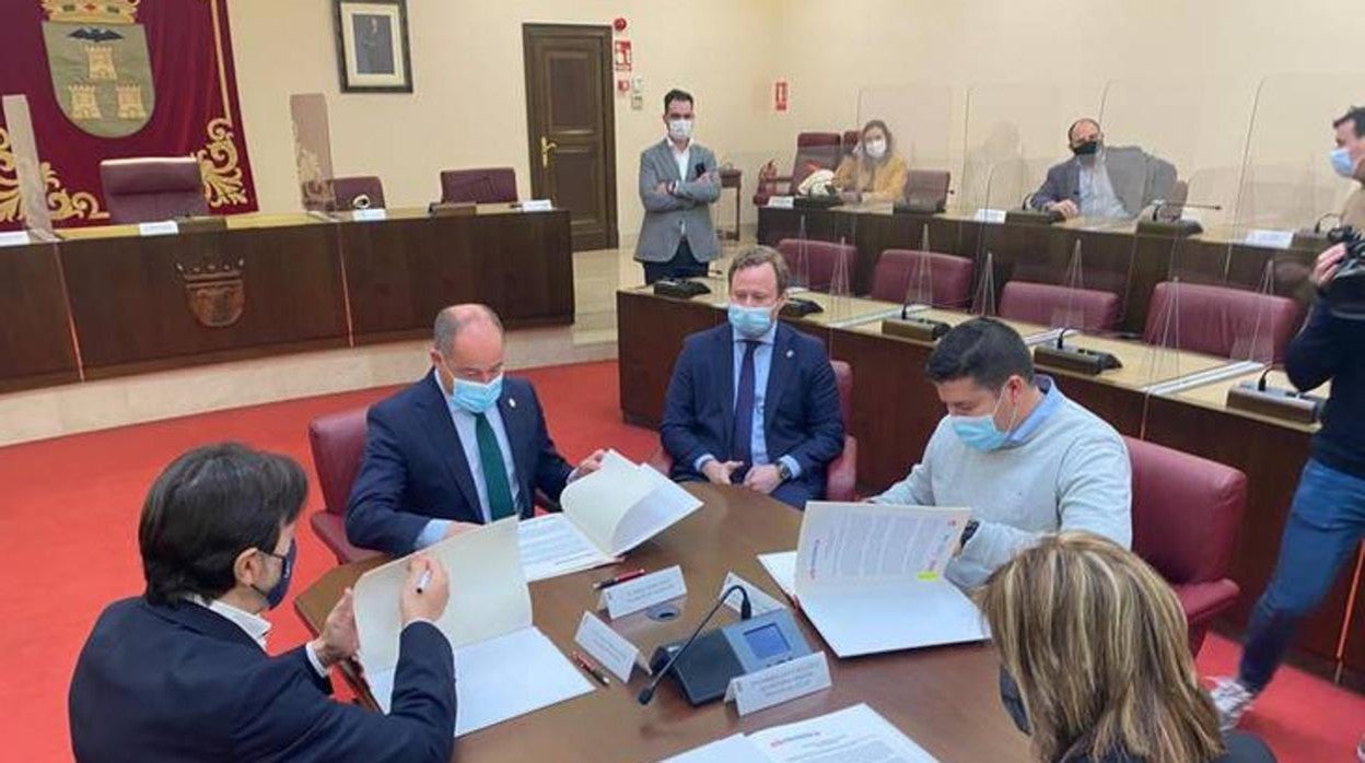 Los firmantes del pacto, en el Ayuntamiento de Albacete