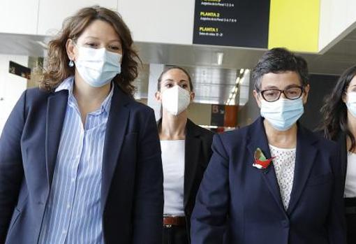 La exministra Arancha González Laya, imputada en estas diligencias, junto a la abogada del Estado designada por el Gobierno para defenderla