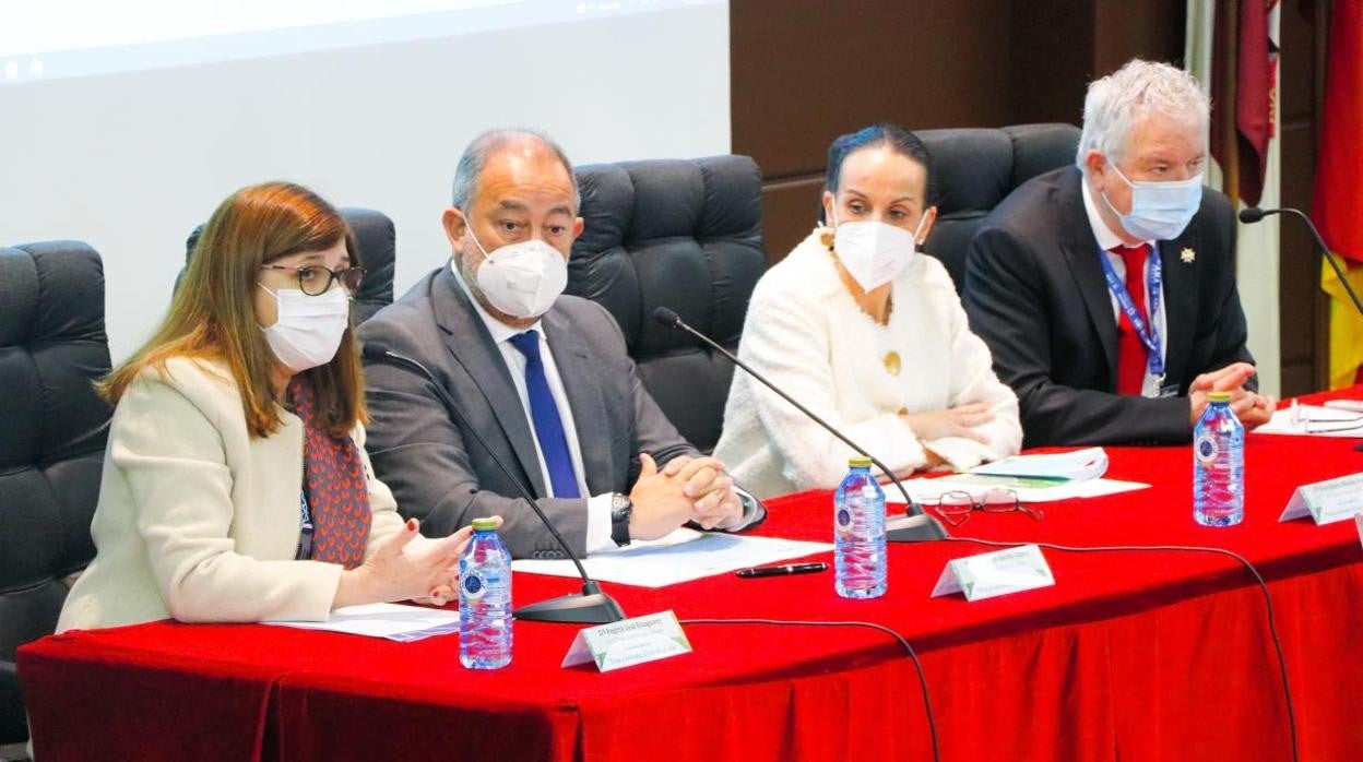 Regina Leal, primera por la izquierda, durante la jornada de hoy en Ciudad Real