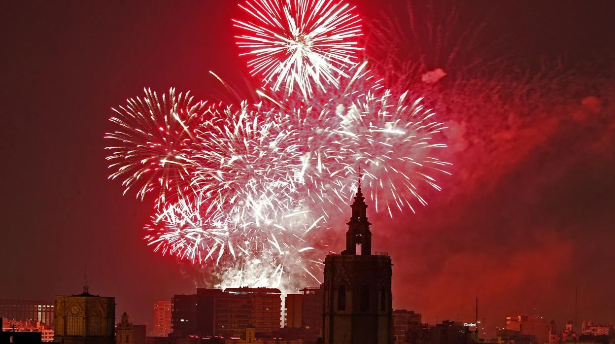 Imagen panorámica de la ciudad de Valencia en una noche de Fallas