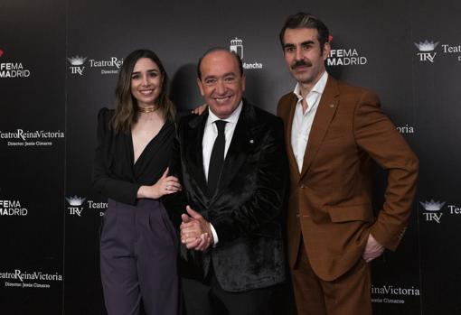 Félix Ramiro con los actores Candela Serrat y Dani Muriel