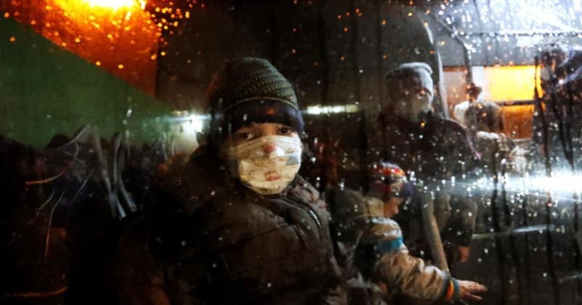 Un niño mira desde un autobús que evacúa refugiados en Donetsk