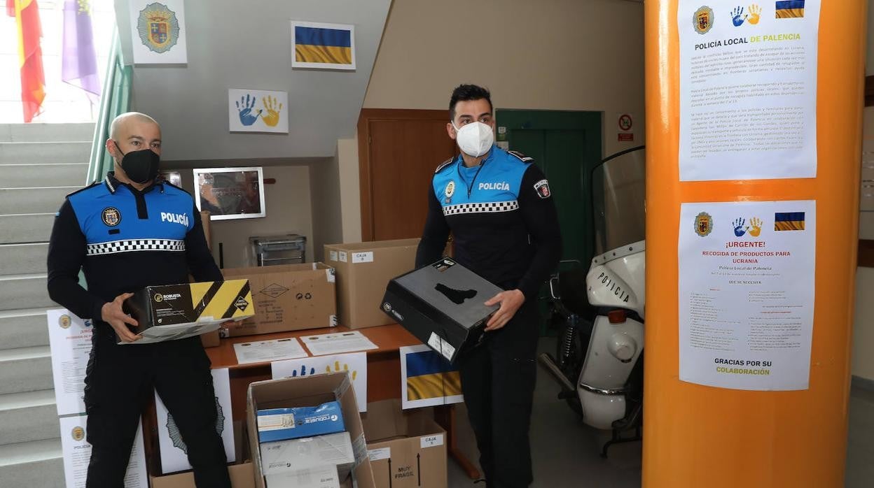 . El agente Jesús (I) impulsor de la recogida de ayuda humanitaria para Ucrania, junto al agente Félix, en el cuartel de la Policía local de Palencia