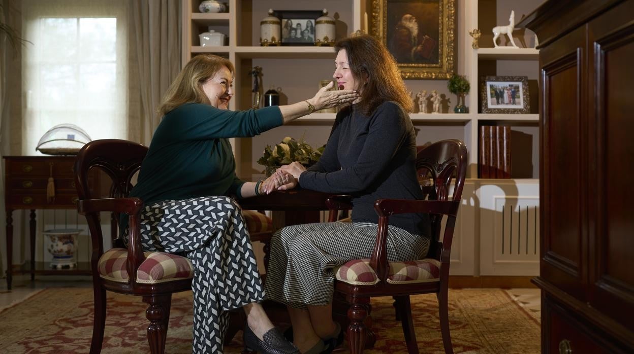 Blanca de Miguel acaricia la mejilla de Lolita Trotsai, la mujer que ha acogido en su casa