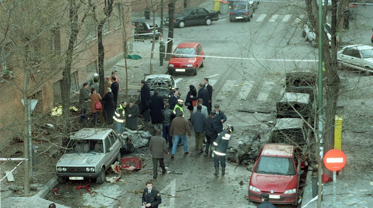 El cuerpo del teniente coronel Pedro Antonio Blanco García,(fondo izquierda) fallecido en el atentado registrado a las ocho de esta mañana en la calle Pizarra al hacer explosionar los terroristas un coche bomba.