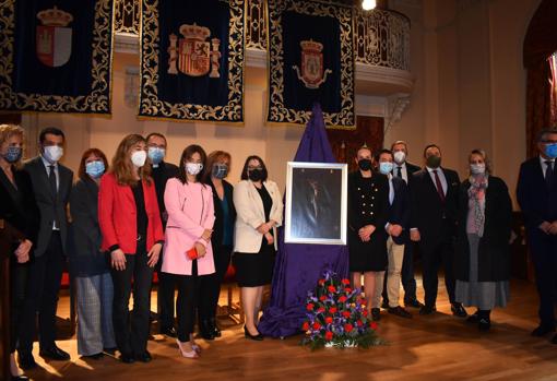 La alcaldesa junto a numerosas autoridades ha presidido la presentación del cartel en el antiguo casino