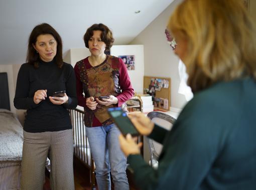 De izquierda a derecha, Lolita, Lana y Blanca se comunican con el traductor del móvil