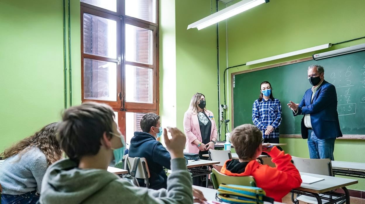 Enrique Ossorio, esta mañana, en una de las aulas conn niños ucranianos