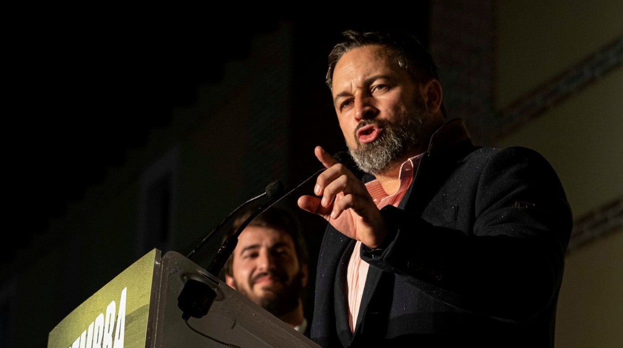 Juan García-Gallardo observa cómo Santiago Abascal le 'proclamó' vicepresidente ya la noche electoral del 13-F