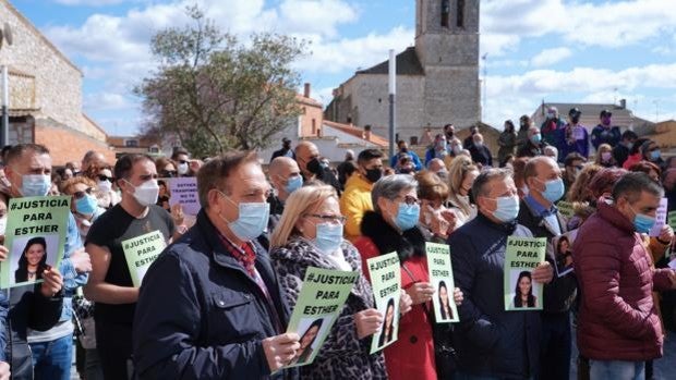 Un centenar de personas recuerda a Esther López en Traspinedo dos meses después de su desaparición