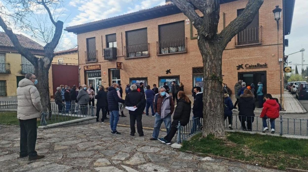 Los vecinos de Fontanar reclaman a La Caixa que vuelva a abrir su oficina todos los días