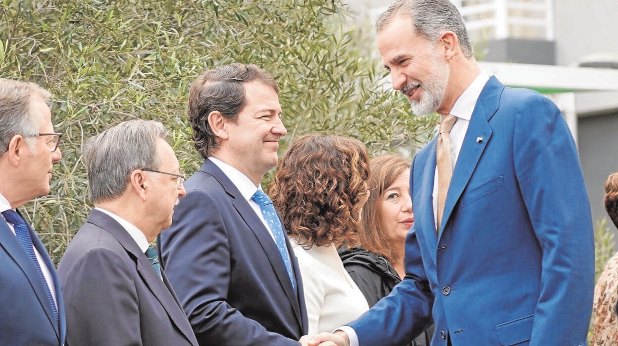Mañueco junto al Rey en la Conferencia de Presidentes celebrada en La Palma