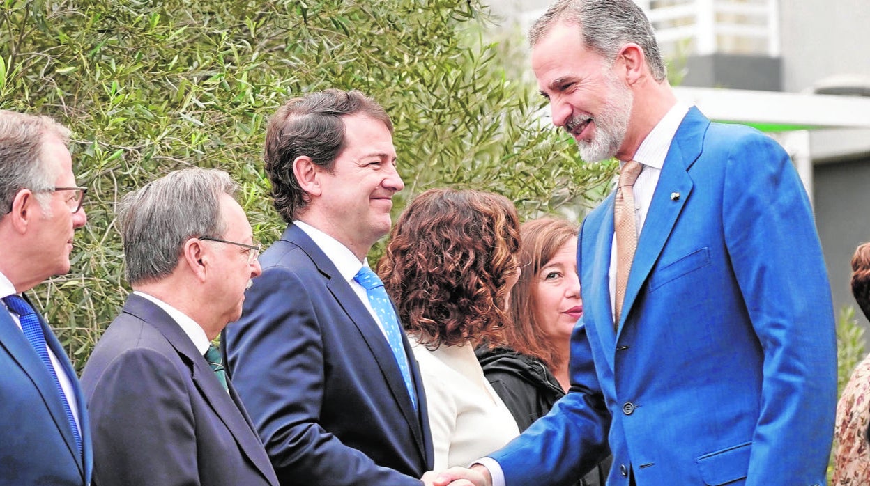 Mañueco junto al Rey en la Conferencia de Presidentes celebrada en La Palma