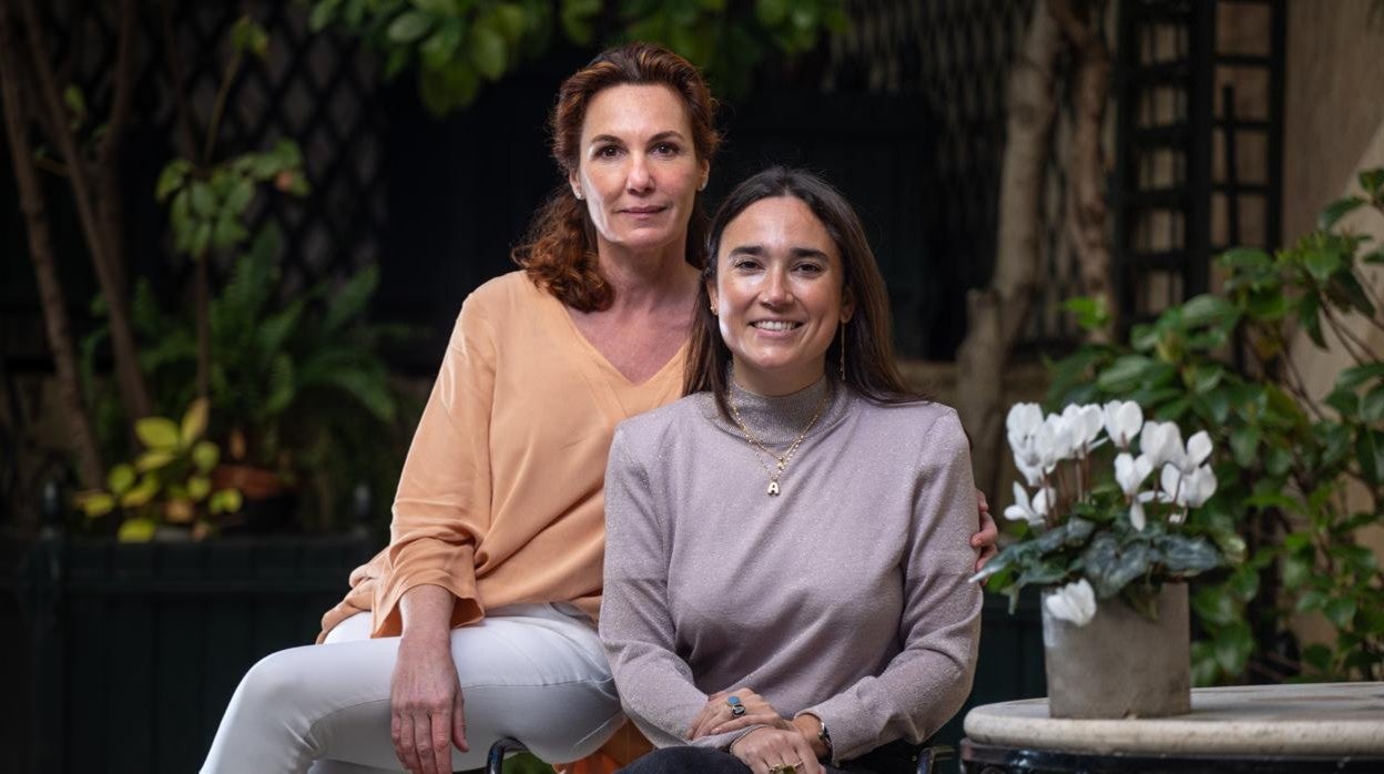 Macarena López-Roberts y Angie Calero, autoras del libro, en el hotel Orfila de Madrid