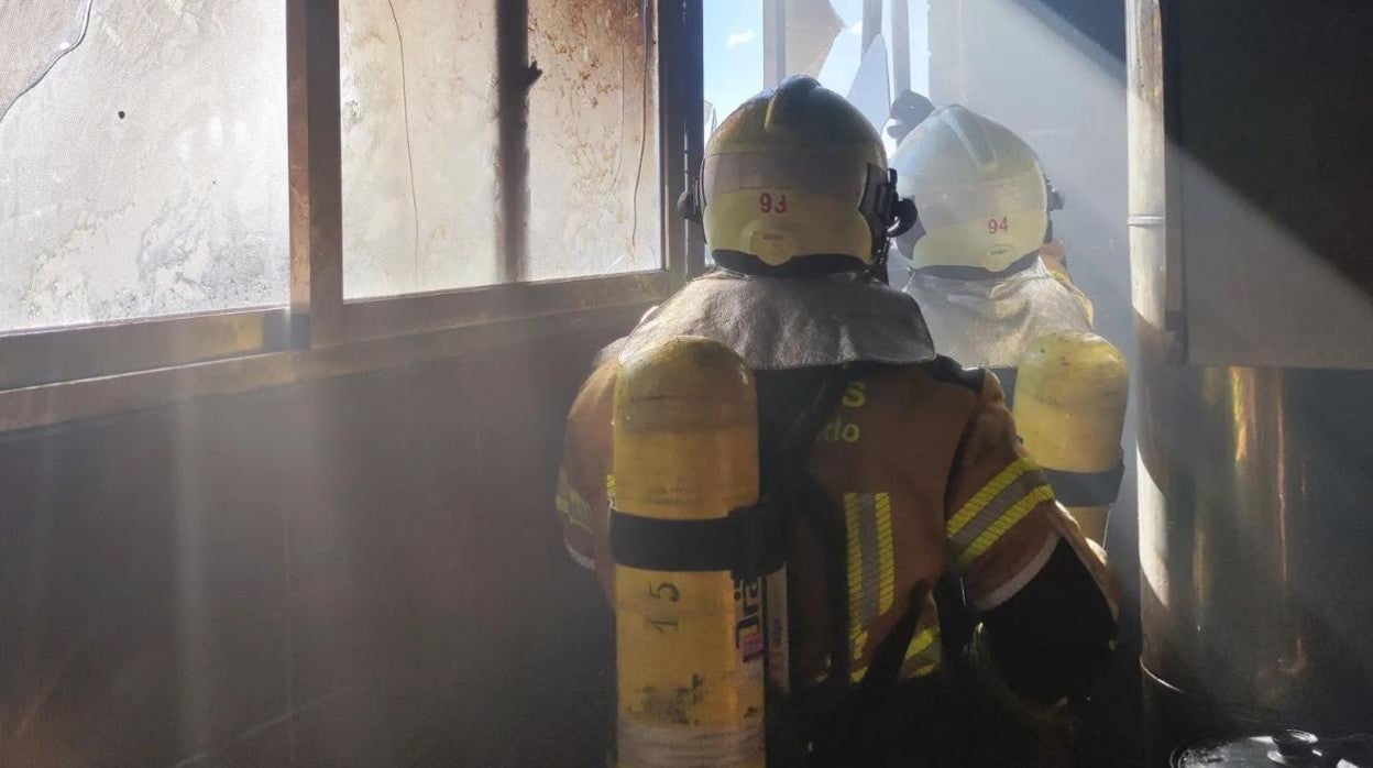 Imagen de archivo de un grupo de bomberos extinguiendo un fuego en un piso de Toledo