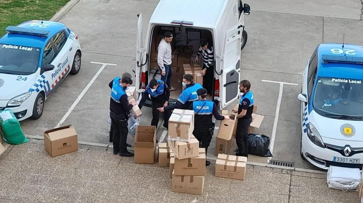 Momentos previos a la salida de la furgoneta con ayuda humanitaria para Ucrania en el cuartel de la Policía Local de Palencia