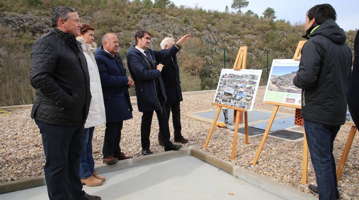 El consejero de Fomento y Medio Ambiente en funciones, Juan Carlos Suárez-Quiñones, visita en Alcañices (Zamora) las obras de la nueva estación depuradora de aguas residuales.