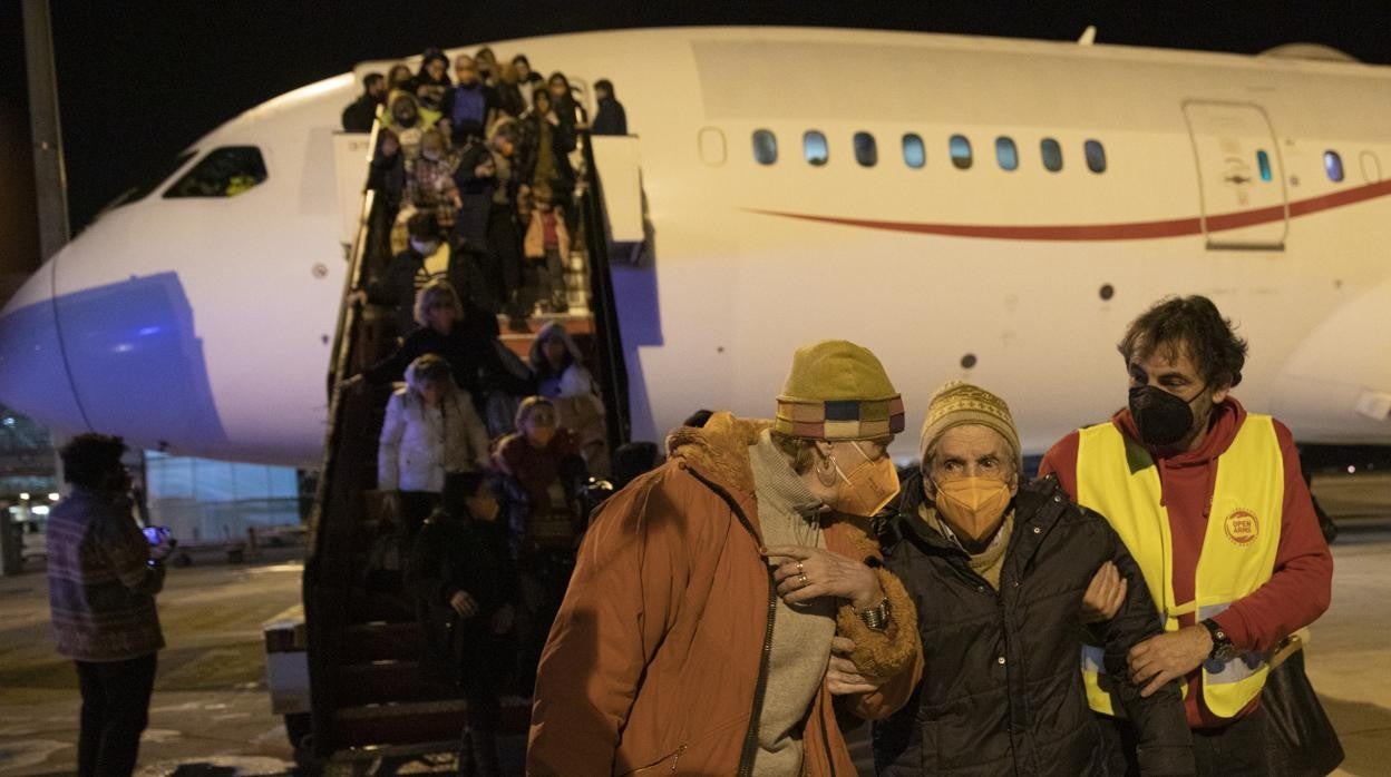 Òscar Camps (der..) acompaña a dos refugiadas ucranianas a su llegada a El Prat