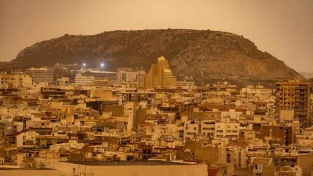 La calima con polvo sahariano tiñe de naranja el cielo en la Comunidad Valenciana