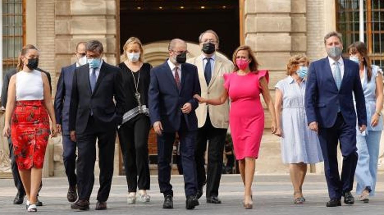 Foto de familia del Gobierno aragonés PSOE-Podemos-Chunta-PAR, que preside Javier Lambán