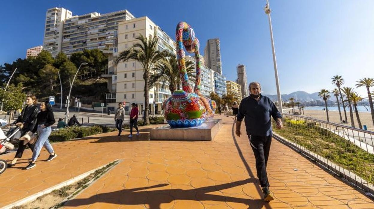 Turistas pasesando junto a la playa de Poniente de Benidorm