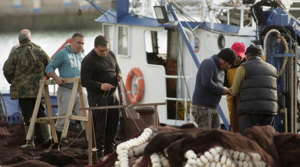 Marineros en el puerto de O Celeiro, donde muchos barcos no fueron al mar esta semana