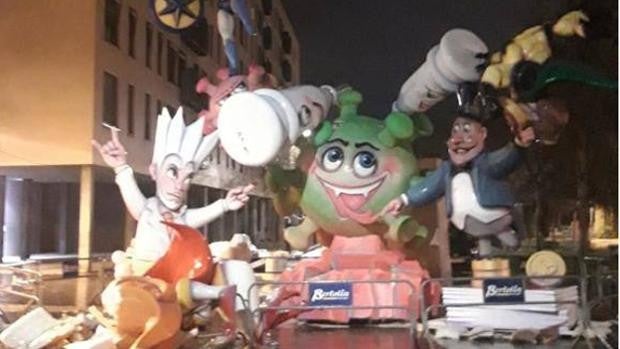 Fallas Valencia 2022: el viento tumba el remate del monumento de la comisión Nova de Benicalap