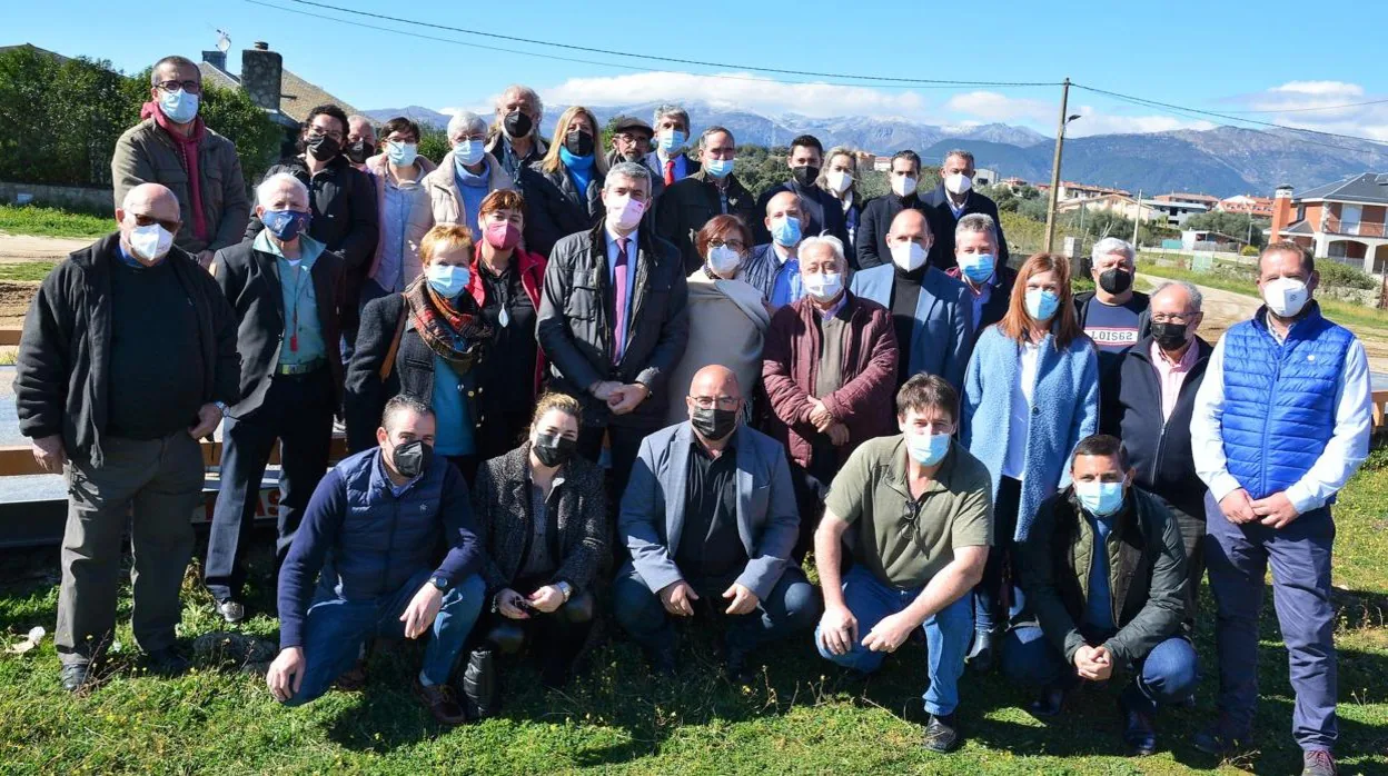 Gutiérrez con alcaldes y concejales socialistas de la Sierra de San Vicente