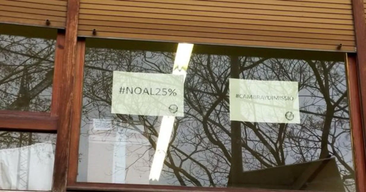 Imagen de una de las ventanas del centro con carteles contra la sentencia del 25% de castellano