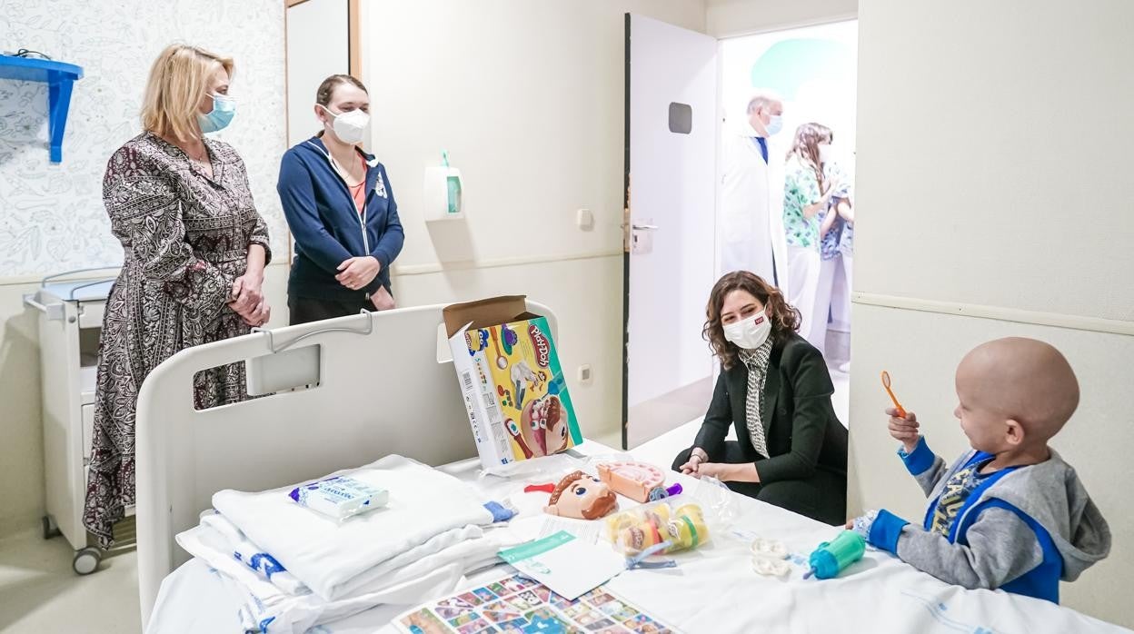 Díaz Ayuso, durante su visita a los pacientes ucranianos del Hospital del Niño Jesús