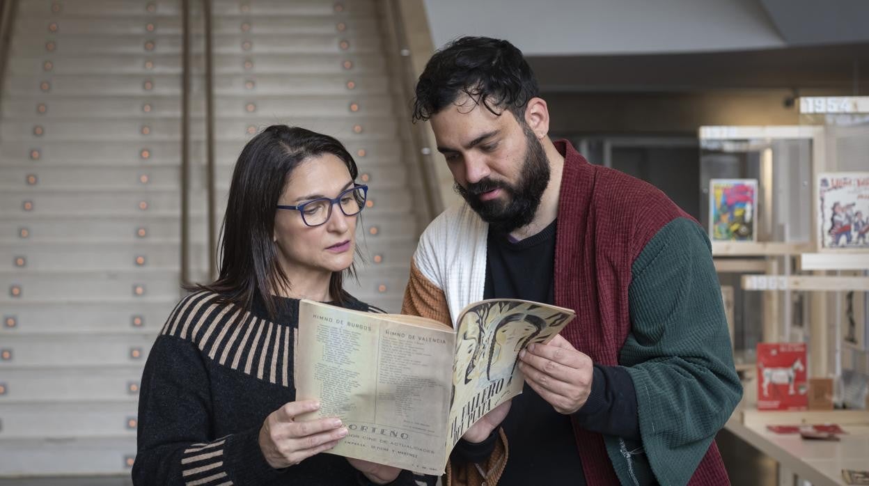 Nuria Enguita, junto a Ricardo Ruíz, en la exposición del IVAM