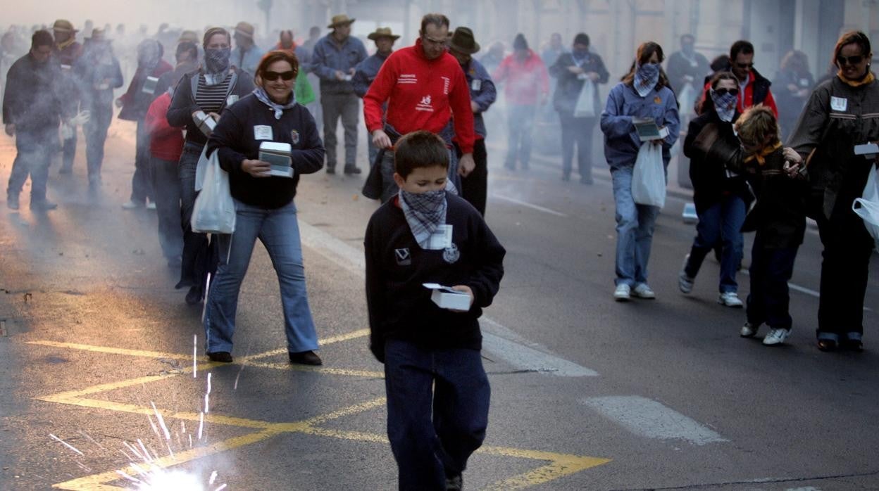 Imagen de archivo de un grupo de personas lanzando petardos en Valencia