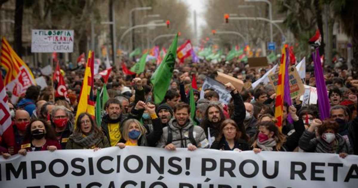 Los profesores reclaman un giro al departamento y piden a la dimisión del consejero