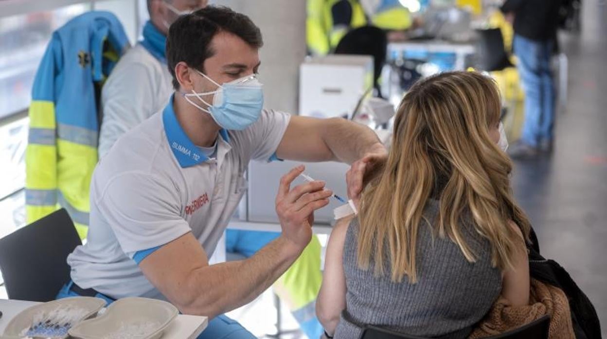 Un sanitario inyecta la vacuna contra el Covid a una ciudadana en Madrid