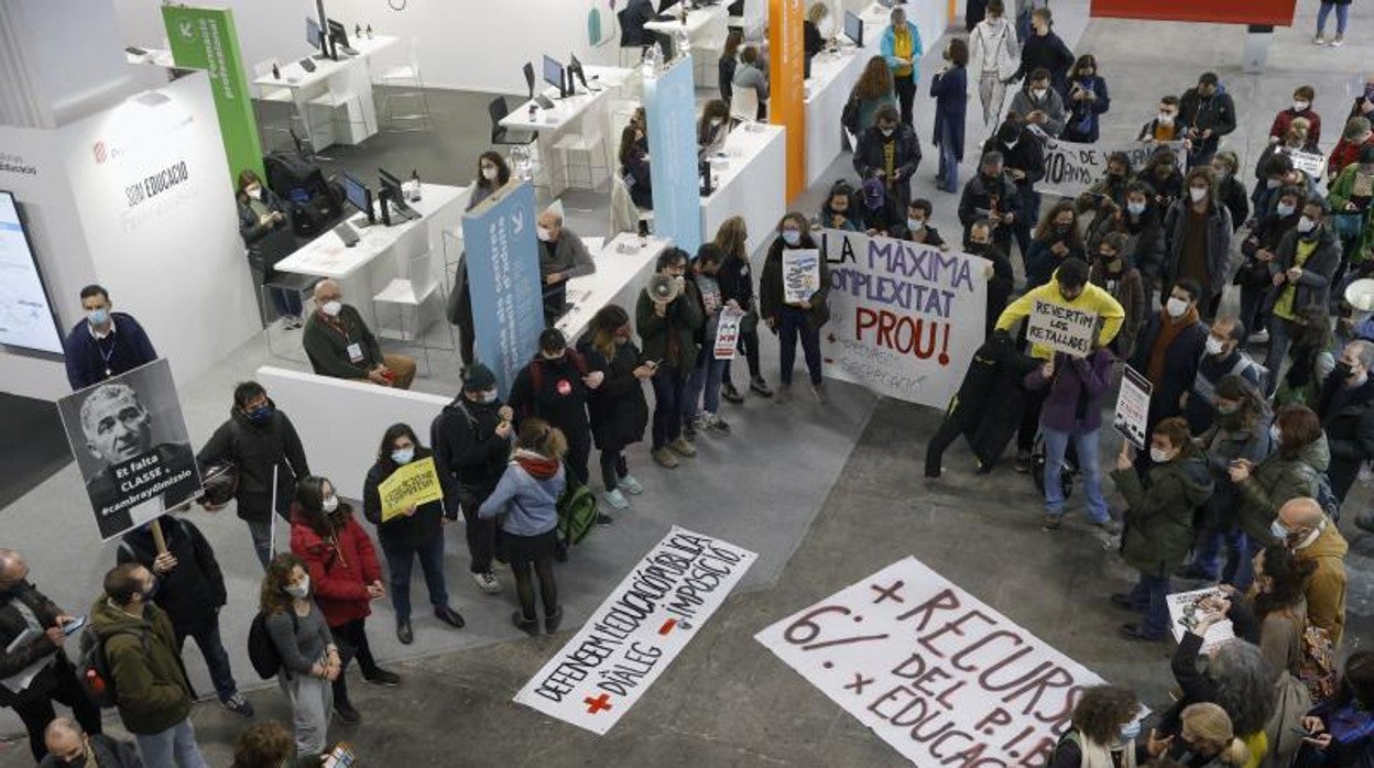 La Generalitat cede y permitirá a los colegios mantener el currículum el próximo curso