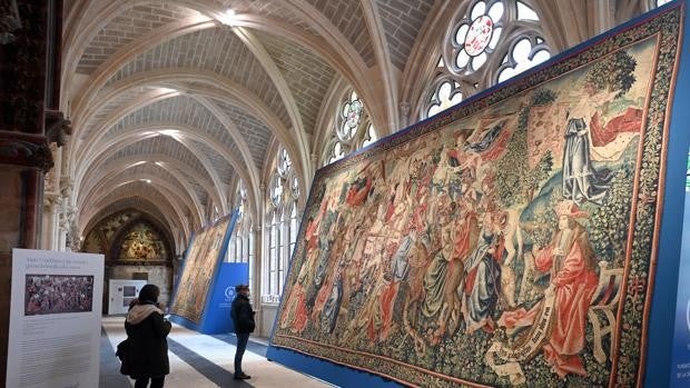 La Catedral de Burgos muestra sus mejores cantorales y dos tapices flamencos restaurados