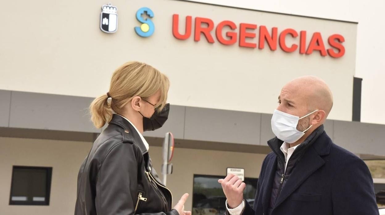 Carmen Picazo, a las puertas de las Urgencias del Hospital universitario de Toledo