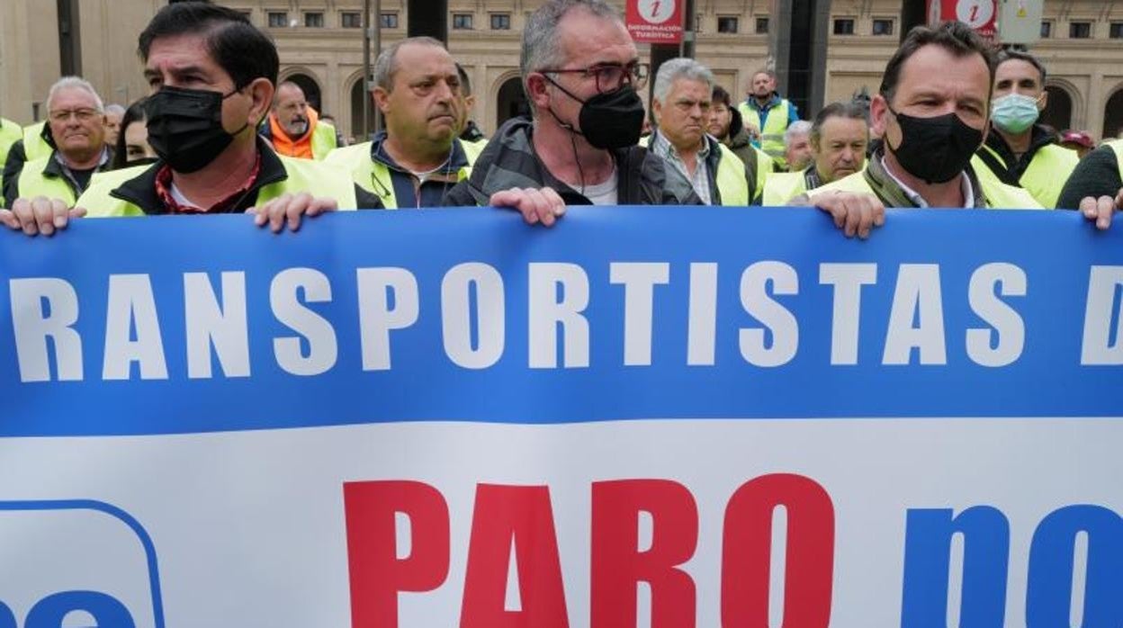 Protesta de los transportistas en Zaragoza, concentrados ante la Delegación del Gobierno