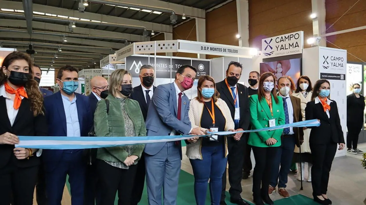 El consejero de Agricultura ha inaugurado la II Feria 'Aove&amp;Nuts Experience 2022 en Talavera